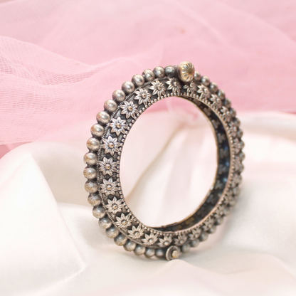 VINTAGE LOOK FLOWER WITH DOT KADA