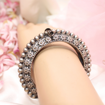 VINTAGE LOOK FLOWER WITH DOT KADA