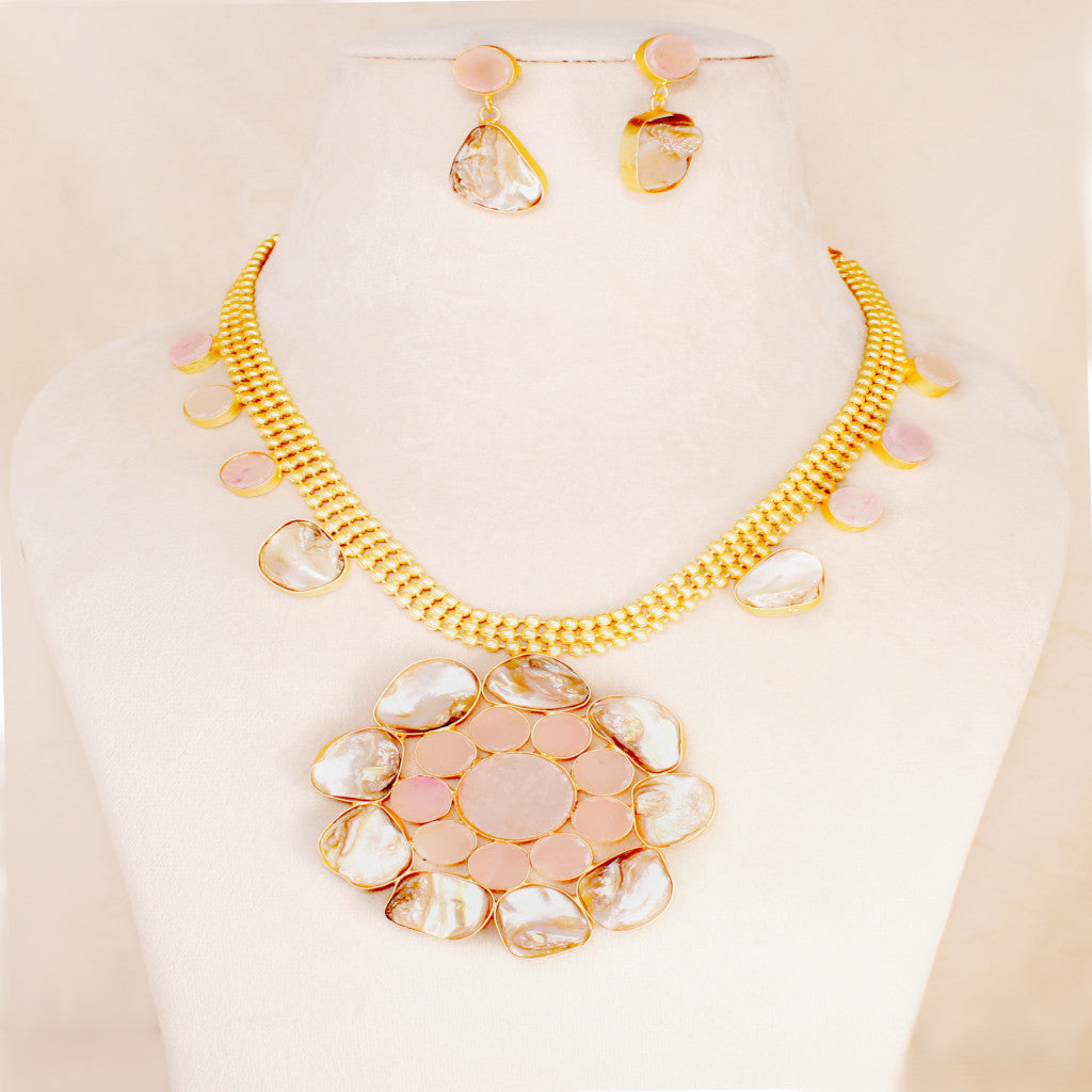 MONALISA STONE NECKLACE SET IN PEECH COLOUR || ROUND STONE || GOLDEN POLISH || MATTE FINISH -