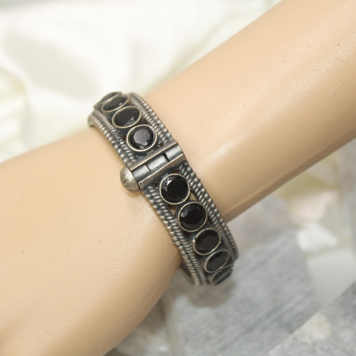 BIG ROUND MULTI STONE KADA - BLACK - kada