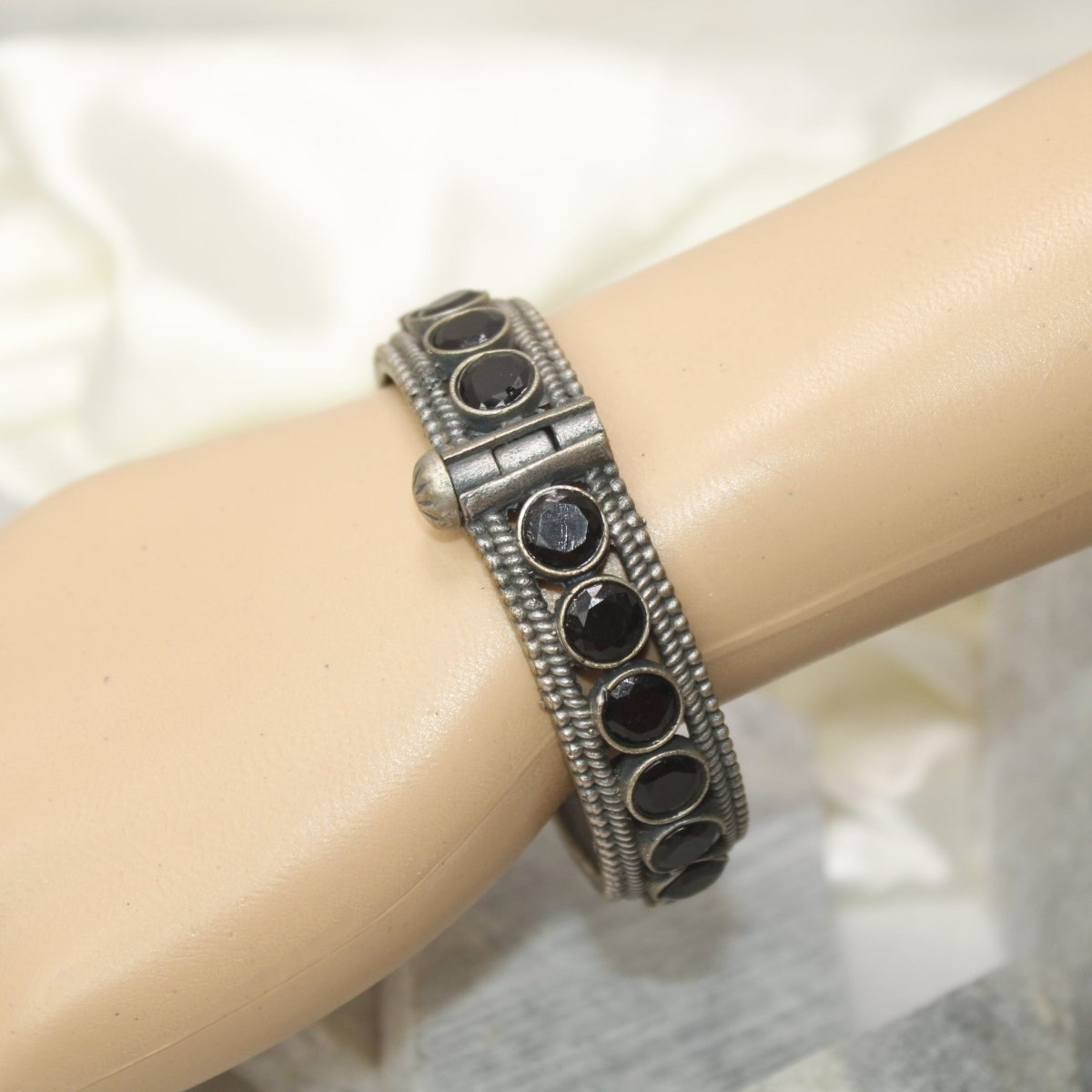 BIG ROUND MULTI STONE KADA - BLACK - kada