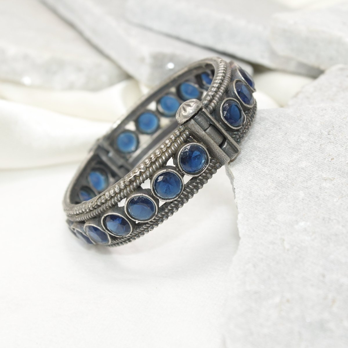 BIG ROUND MULTI STONE KADA - BLUE - kada