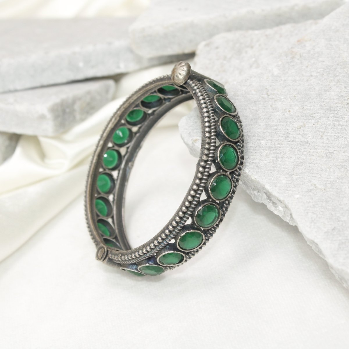 BIG ROUND MULTI STONE KADA - GREEN - kada