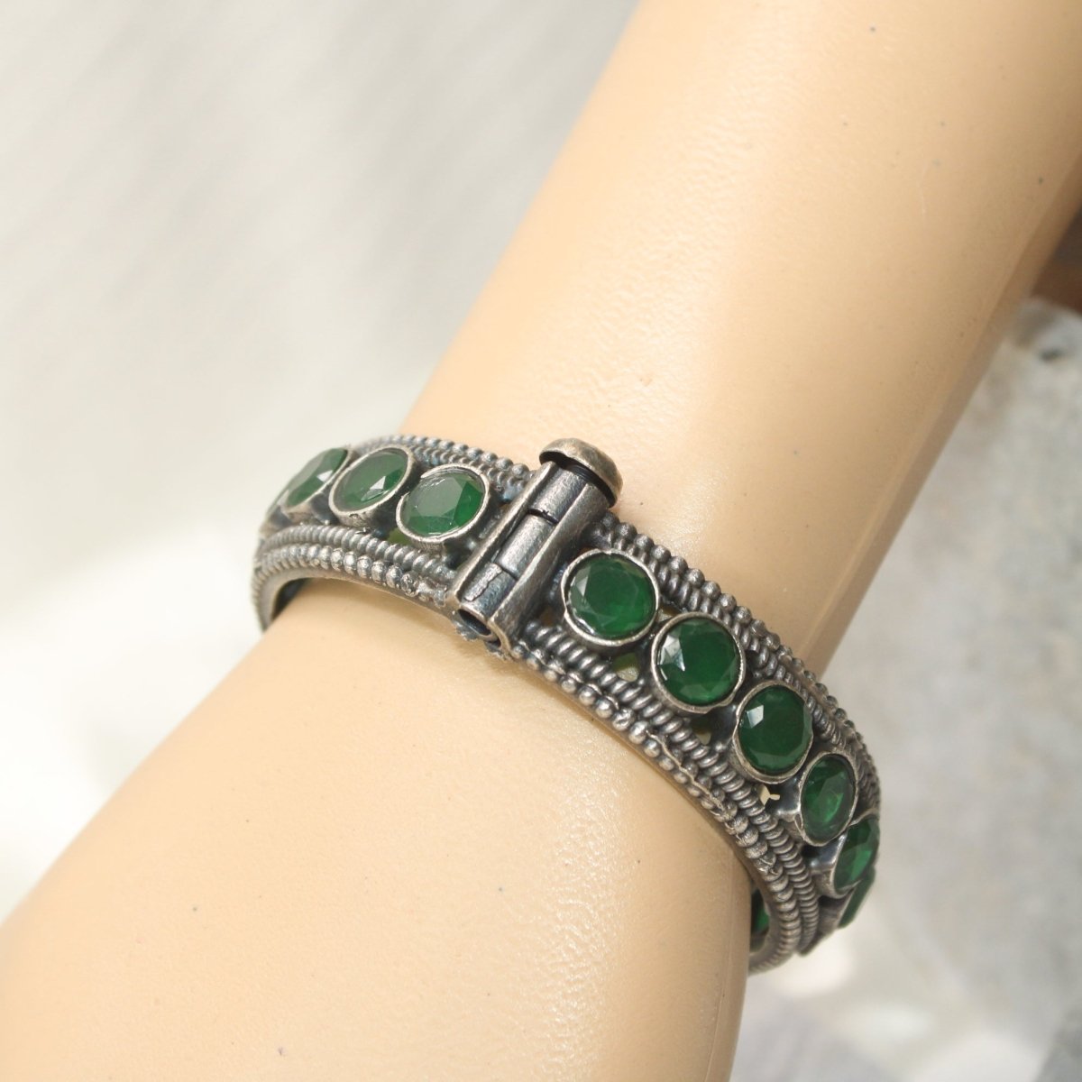 BIG ROUND MULTI STONE KADA - GREEN - kada