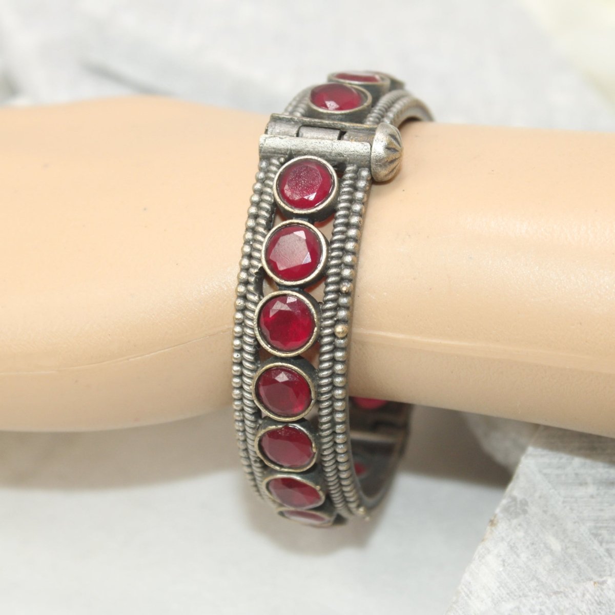 BIG ROUND MULTI STONE KADA - RED - kada