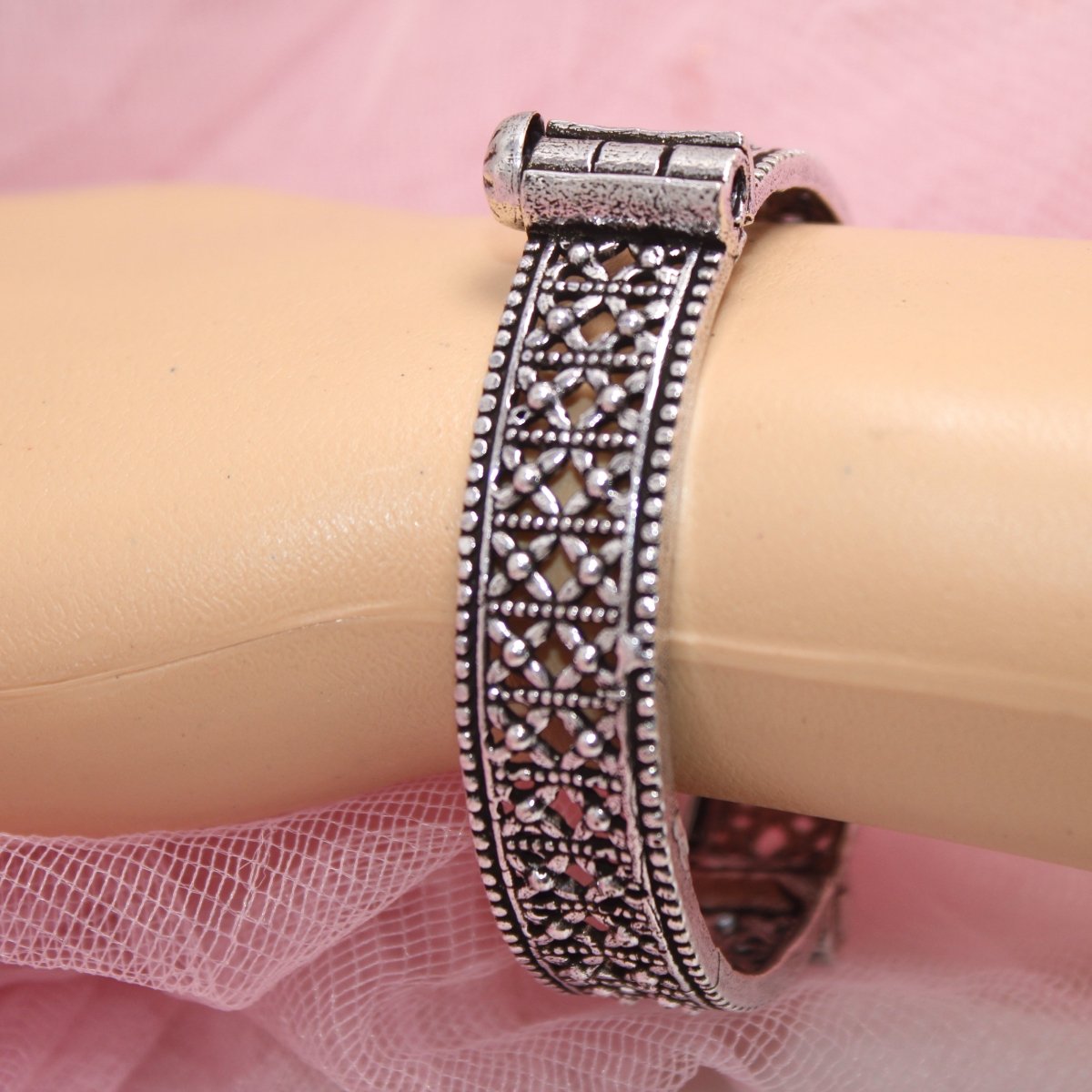 BOHO CROSS JAALI PATTERN KADA -kada