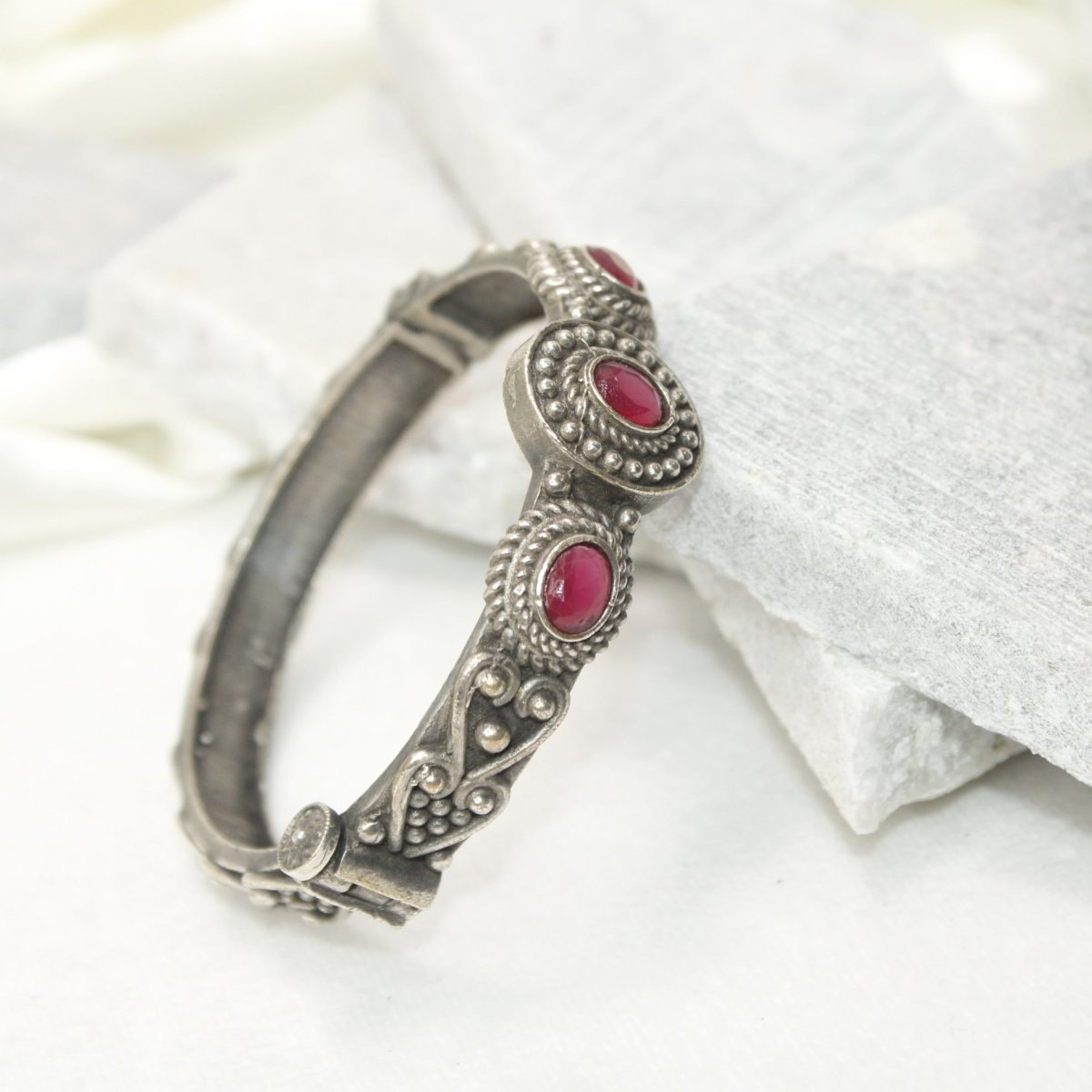 BRACELET LOOK ANTIQUE FINISH KADA - RED - kada