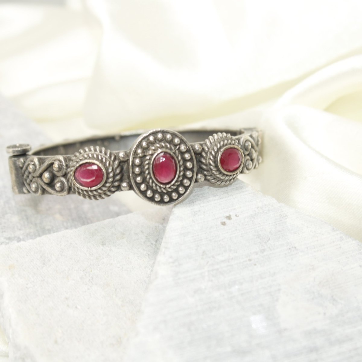 BRACELET LOOK ANTIQUE FINISH KADA - RED - kada