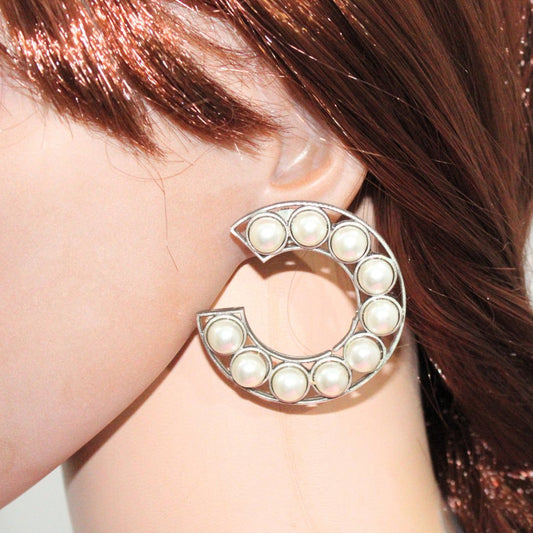 C- SHAPE STUD WITH PEARL SEQUENCE -EARRING