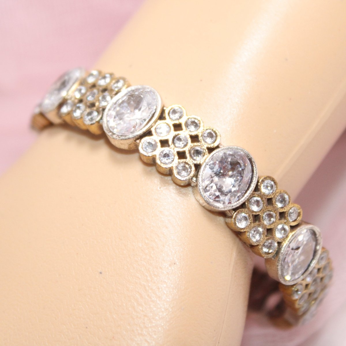 DUAL - TONE OVAL AND DOTS STONE KADA - WHITE - kada