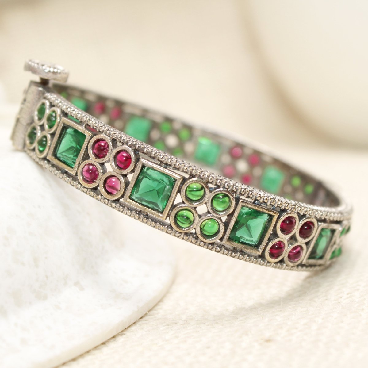 DUAL - TONE SQUARE AND DOTS STONE KADA - RED & GREEN - kada