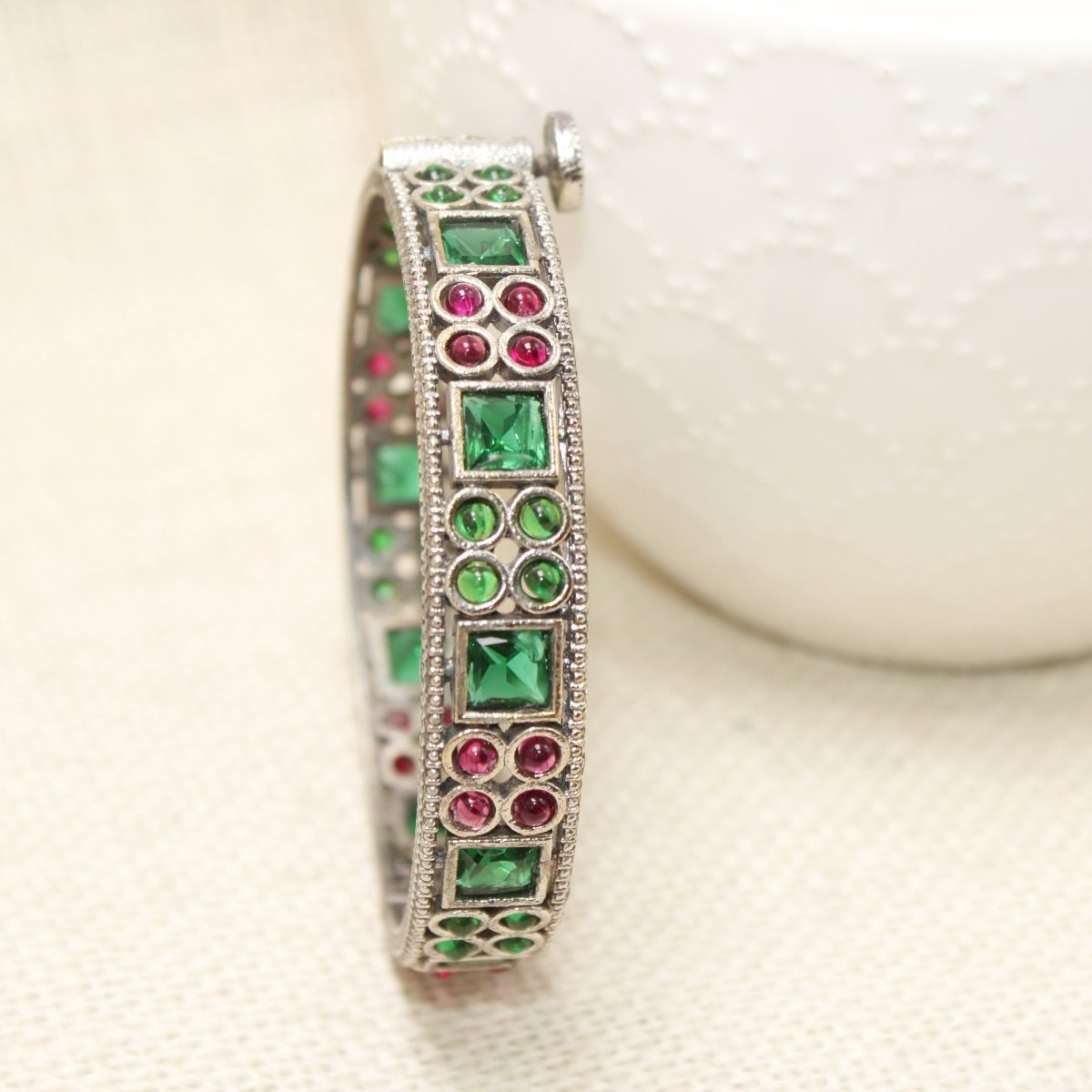 DUAL - TONE SQUARE AND DOTS STONE KADA - RED & GREEN - kada