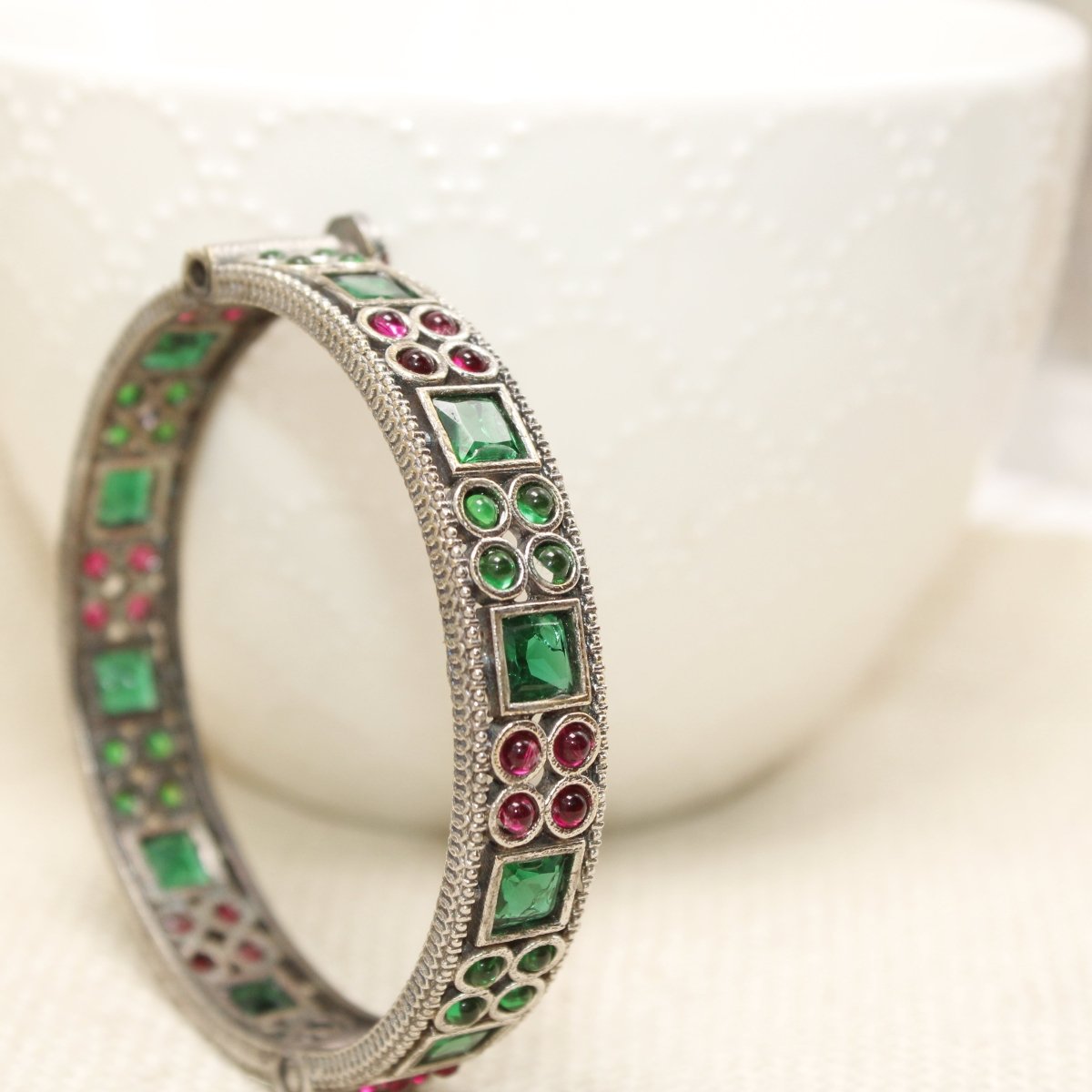 DUAL - TONE SQUARE AND DOTS STONE KADA - RED & GREEN - kada