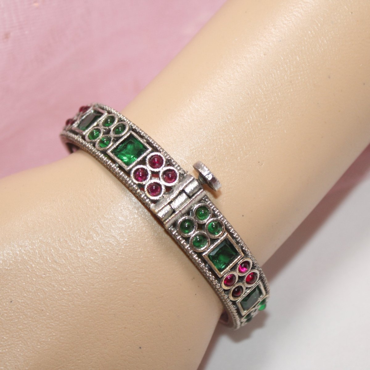 DUAL - TONE SQUARE AND DOTS STONE KADA - RED & GREEN - kada