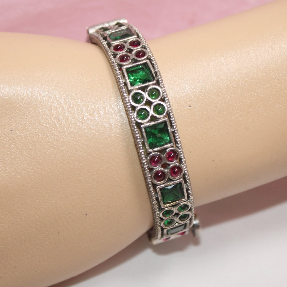 DUAL - TONE SQUARE AND DOTS STONE KADA - RED & GREEN - kada