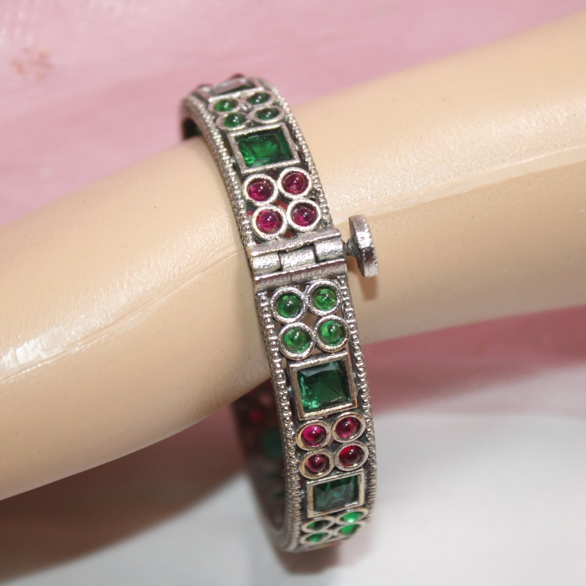 DUAL - TONE SQUARE AND DOTS STONE KADA - RED & GREEN - kada