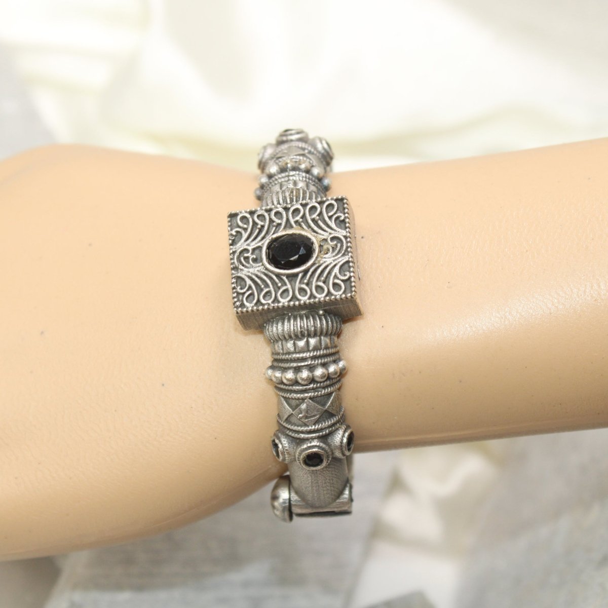 KARIGARI - ANTIQUE OXIDISED KADA - BLACK - kada