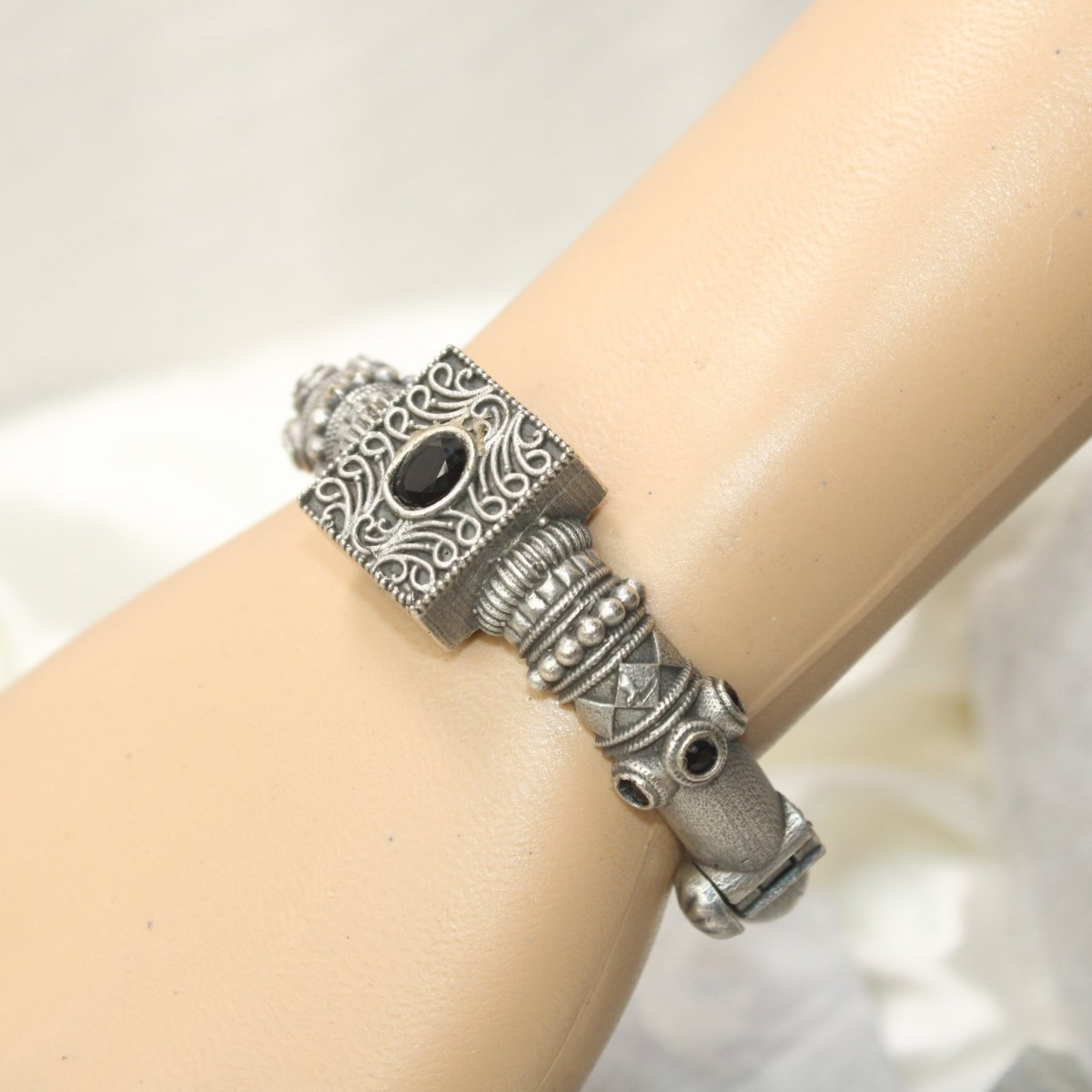 KARIGARI - ANTIQUE OXIDISED KADA - BLACK - kada