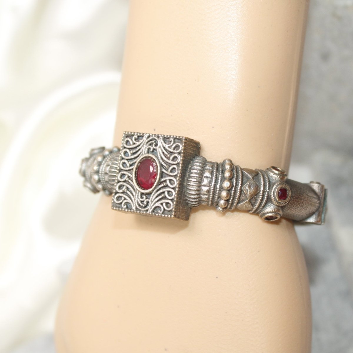 KARIGARI - ANTIQUE OXIDISED KADA - RED - kada