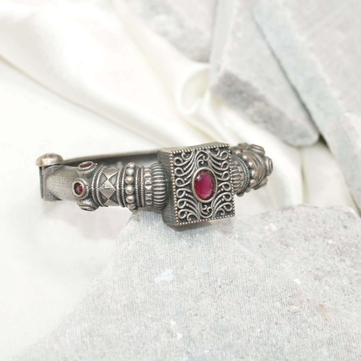 KARIGARI - ANTIQUE OXIDISED KADA - RED - kada