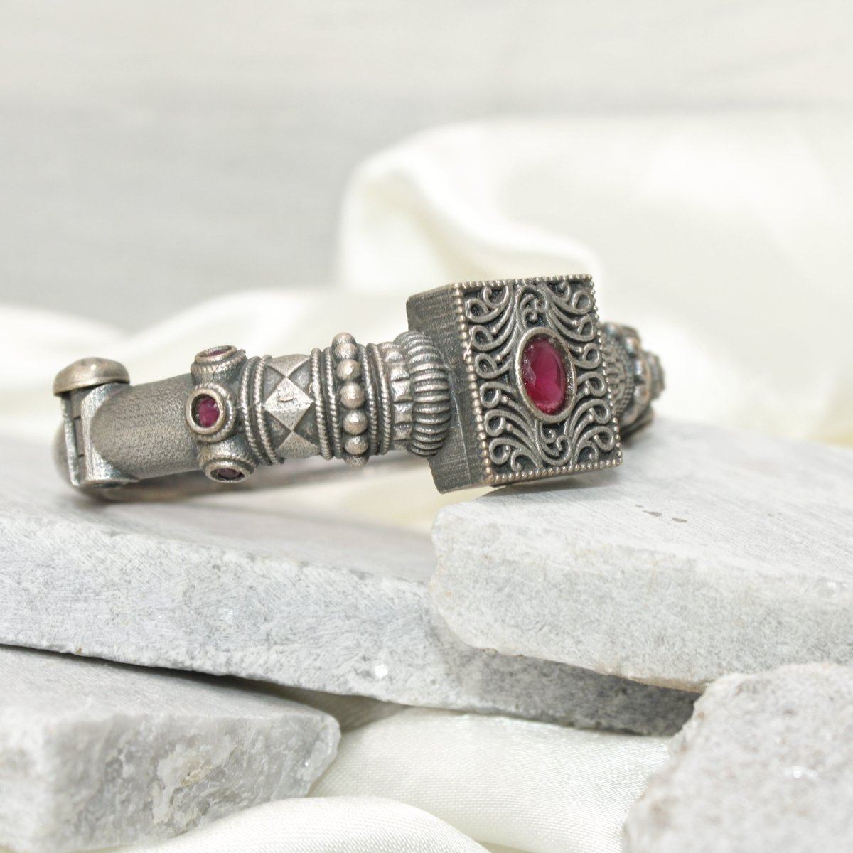 KARIGARI - ANTIQUE OXIDISED KADA - RED - kada