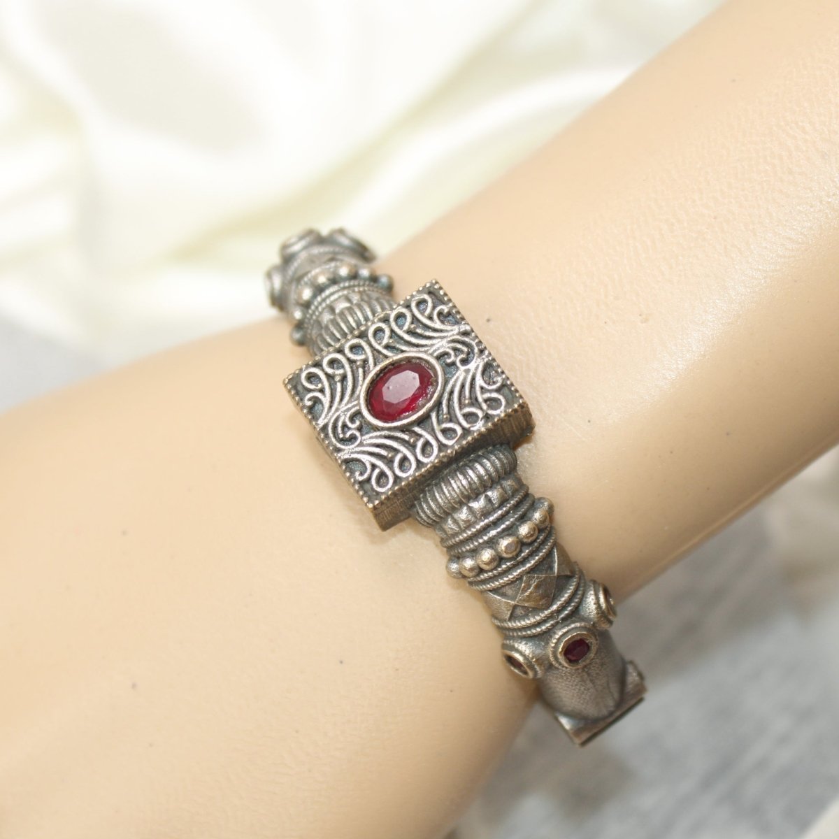 KARIGARI - ANTIQUE OXIDISED KADA - RED - kada