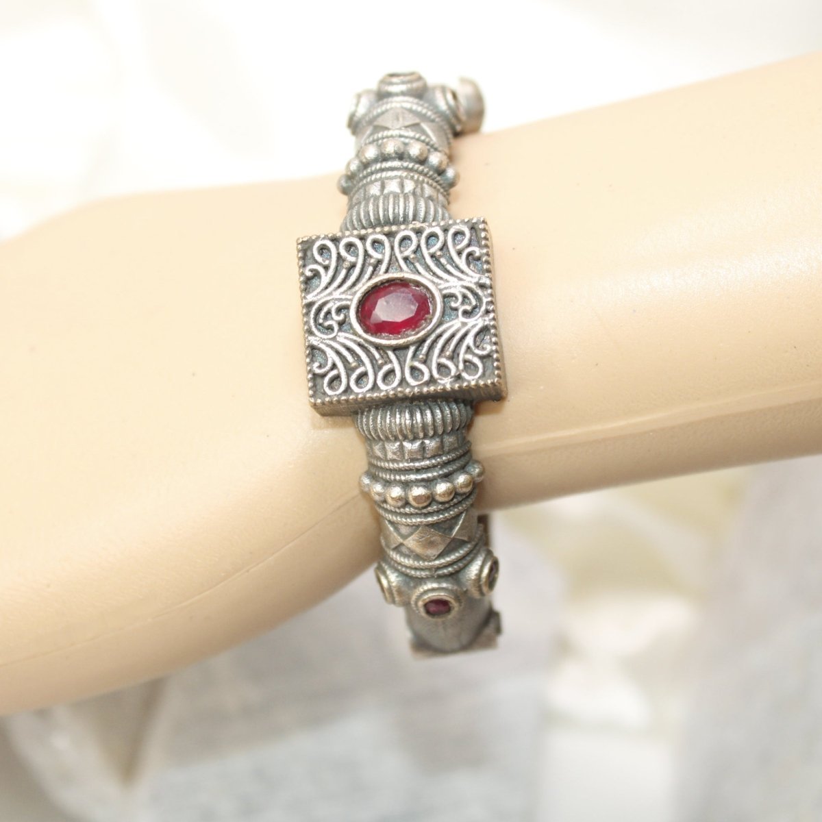 KARIGARI - ANTIQUE OXIDISED KADA - RED - kada