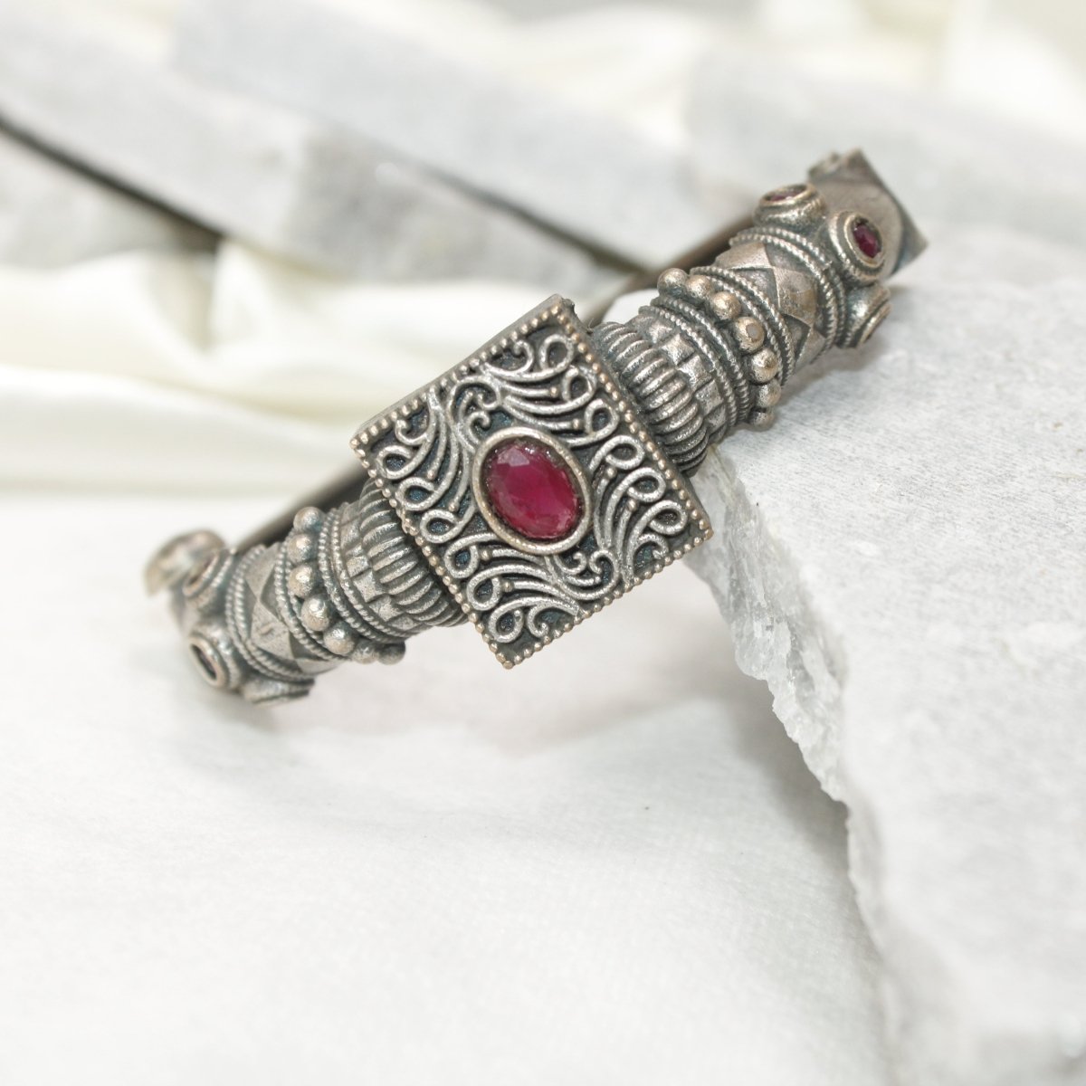 KARIGARI - ANTIQUE OXIDISED KADA - RED - kada