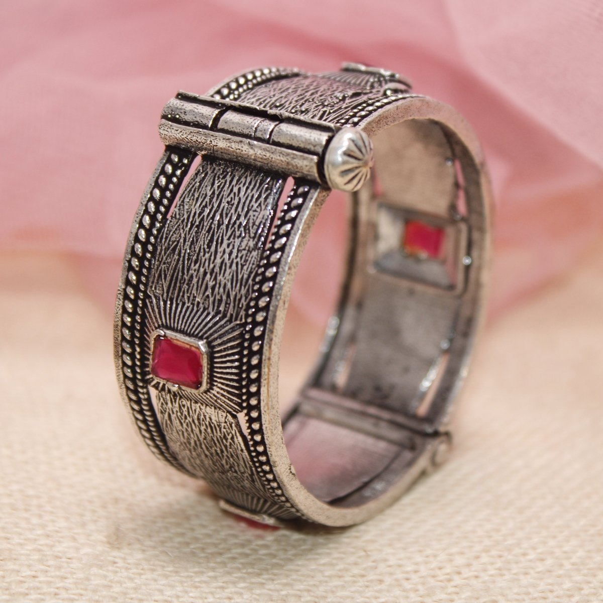 KIA - OXIDISED SILVER LOOK ALIKE KADA - RED - kada