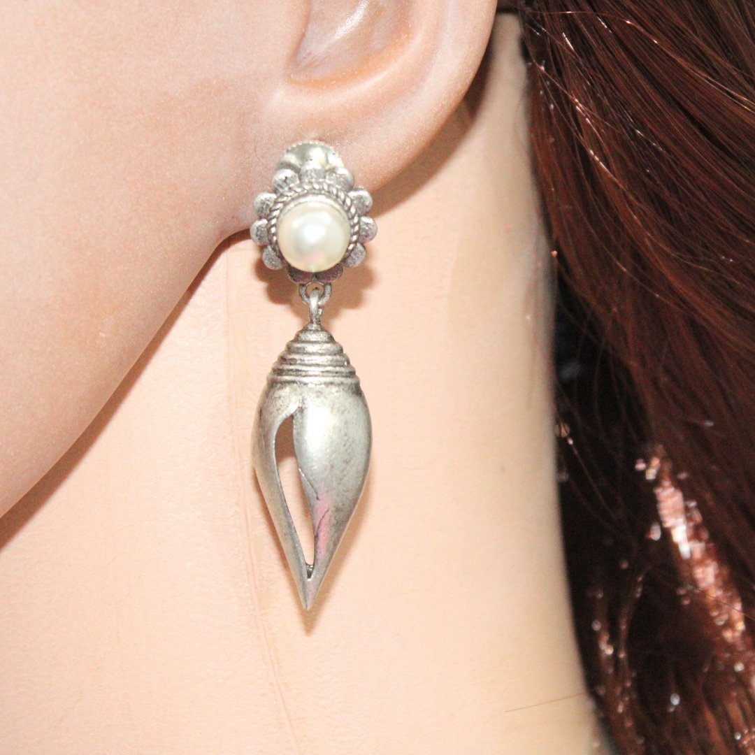 MONALISA STONE SHANKH DROPS EARRINGS-PEARL -EARRING