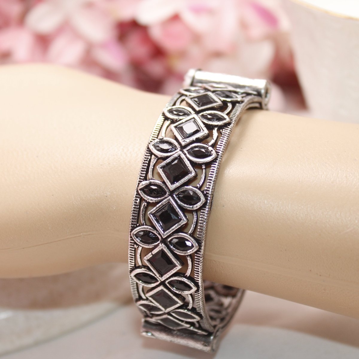 STONE CUTWORK KADA - BLACK - kada