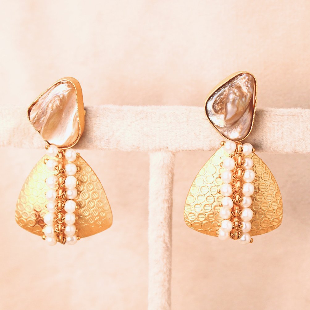 MONALISA STONE EARRING IN GOLDEN POLISH-BEIGE -