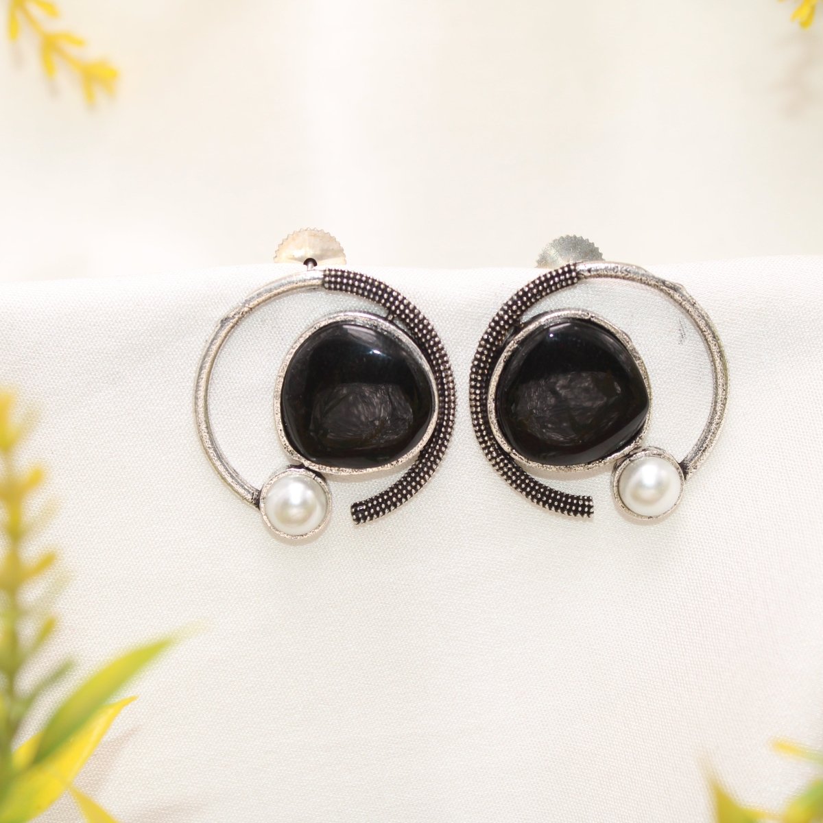 MONALISA STONE AND PEARL ROUND EARRING-BLACK -EARRING