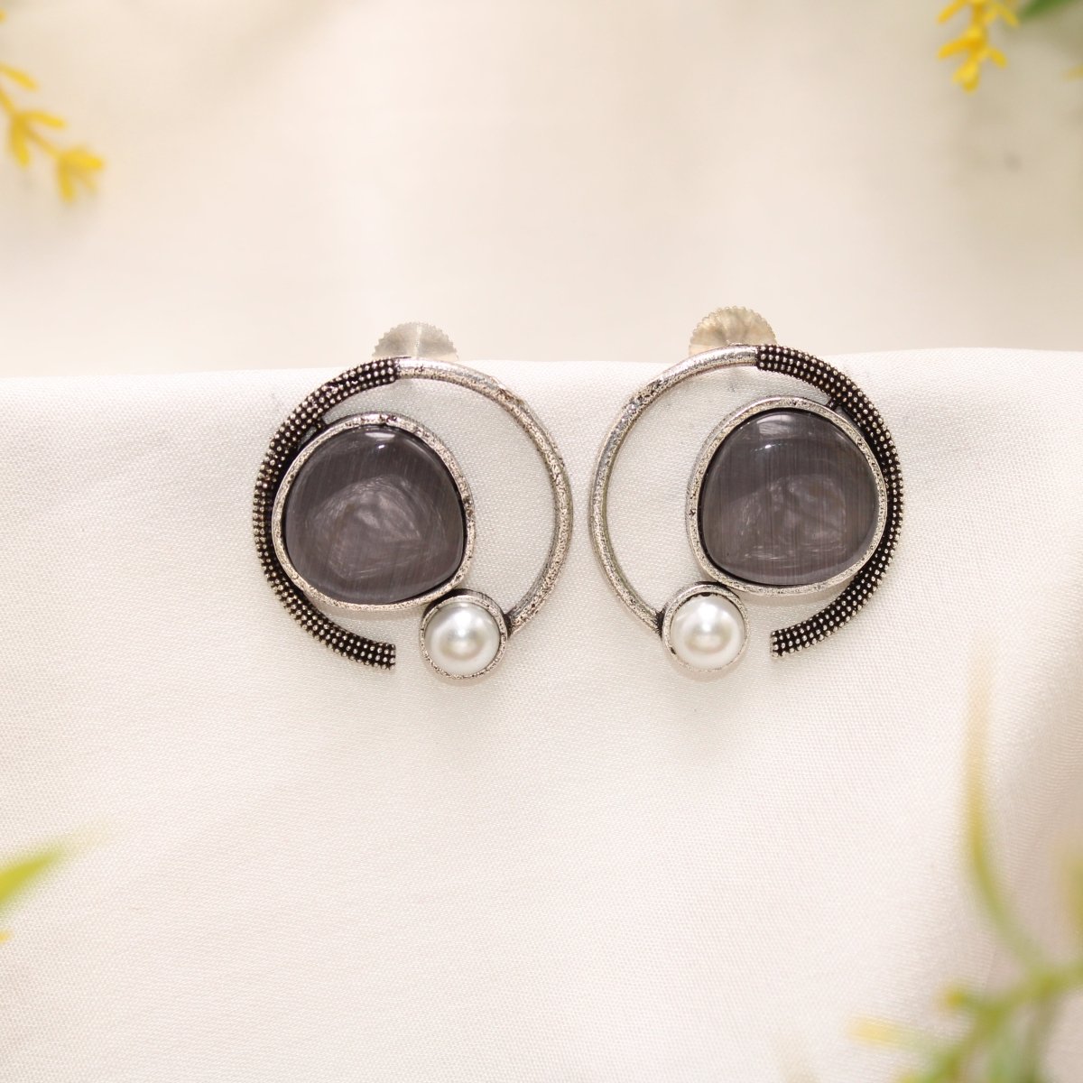 MONALISA STONE AND PEARL ROUND EARRING-GREY -EARRING